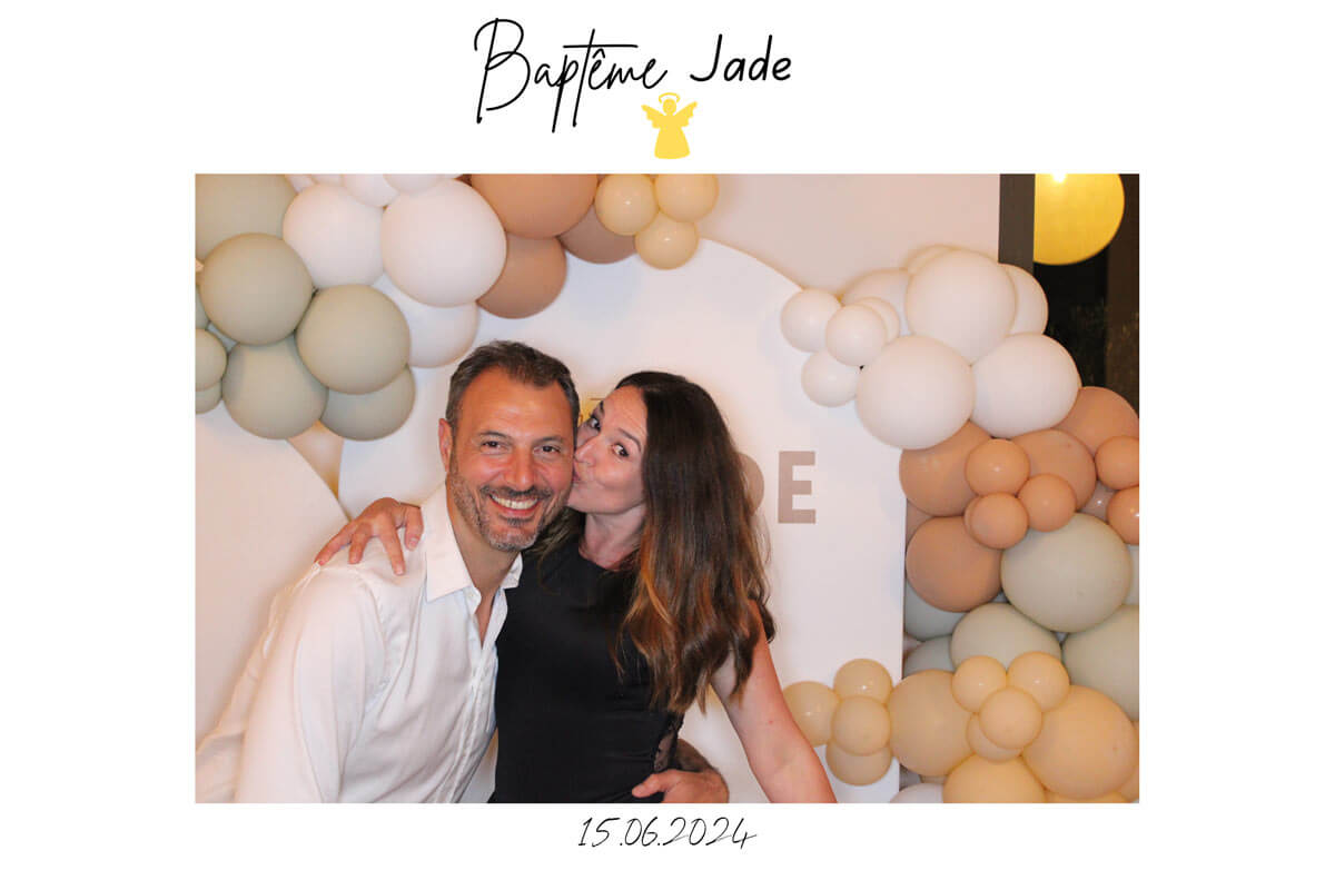 Photo d'un couple lors d'un bapteme location photobooth pertuis